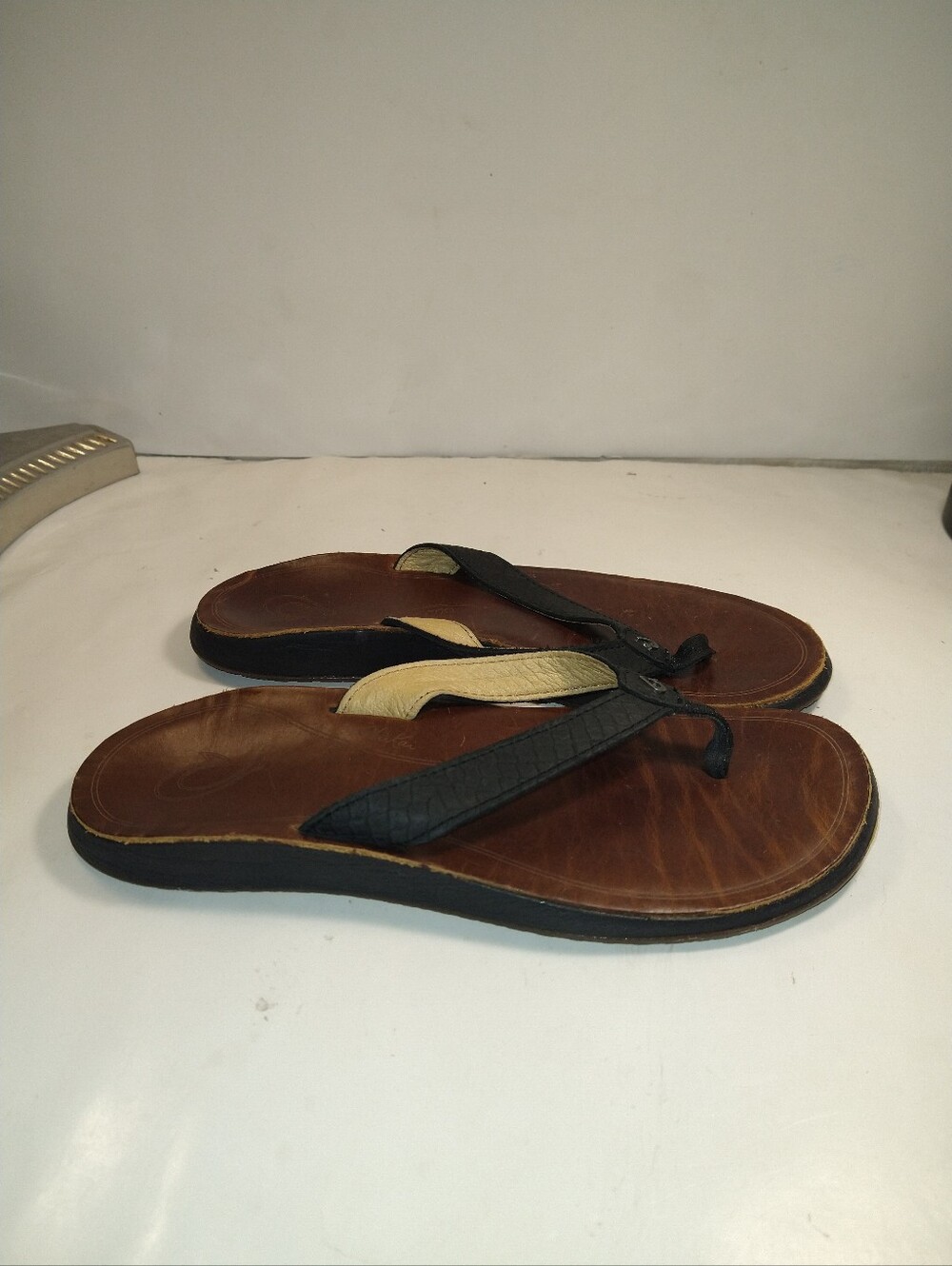 Olukai Pua Black Leather Thong Flip Flop Sandals Women's sz 7.
